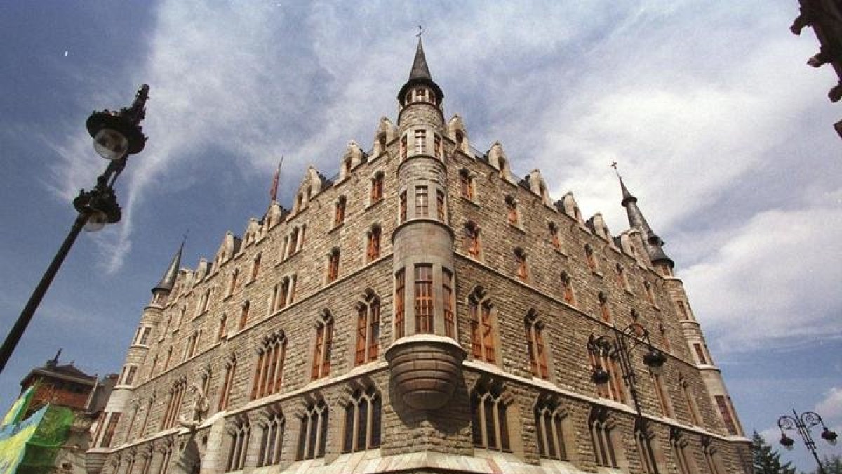 Casa Botines, el museo de Gaudí: todo lo que necesitas saber. Archivo