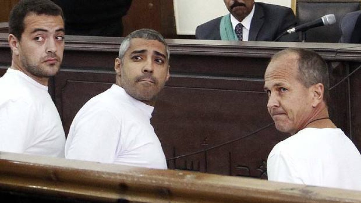 Peter Greste (derecha) junto a sus compañeros de Al Jazira también condenados Mohamed Fahmy (izquierda) y Baher Mohamed (centro), el pasado marzo en un tribunal de El Cairo.