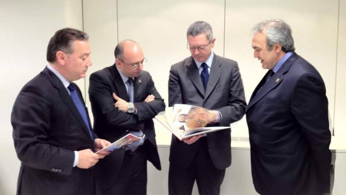 Acto de entrega del título al ministro de Justicia, ayer, en la sede del Ministerio en Madrid.