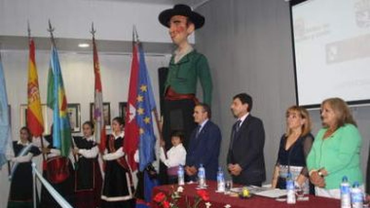 Isabel Carrasco y el presidente del Centro Región Leonesa, Cándido Vidales, firman el convenio.