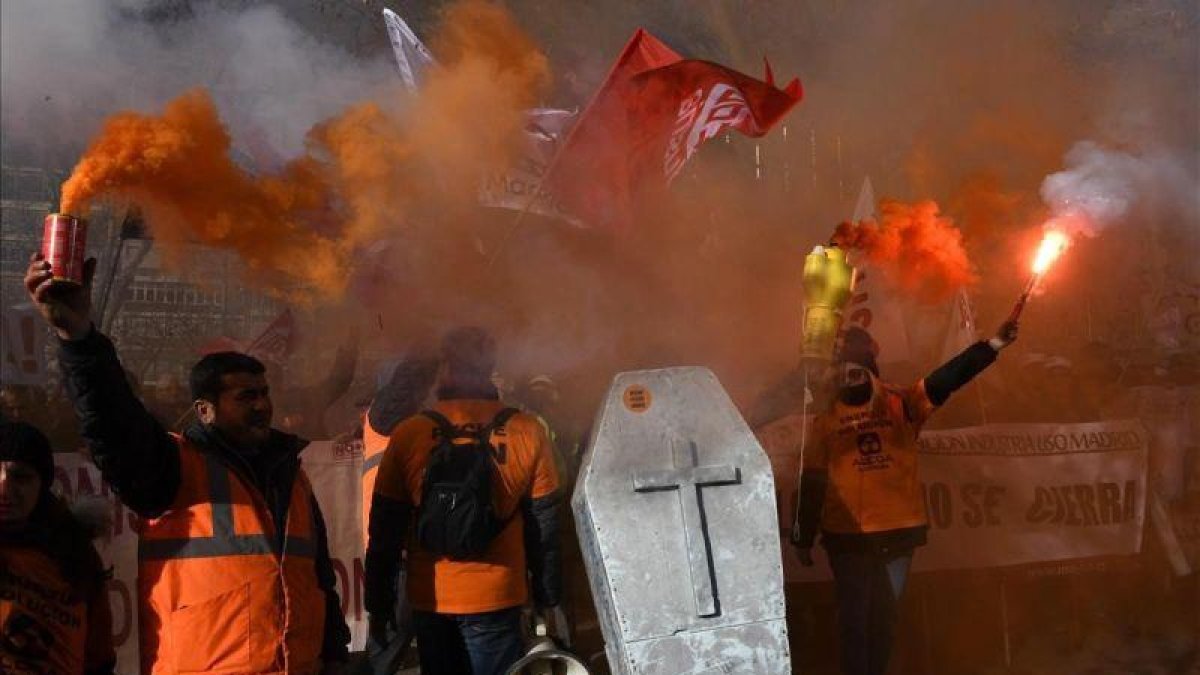 Manifestación de trabajadores de Alcoa de Avilés y A Coruña ante el Ministerio de Industria por el conflicto laboral que afrontan.