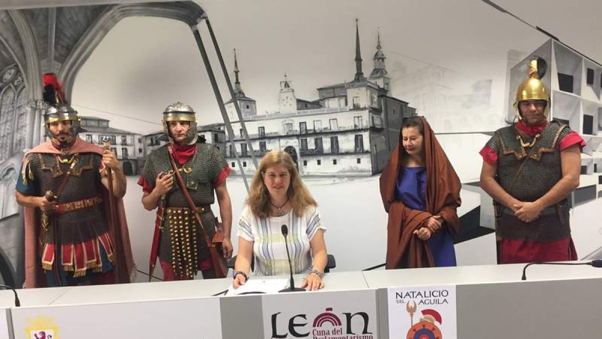 La concejala Margarita Torres rodeada por figurantes presentó el programa del Natalacio del Águila. DL