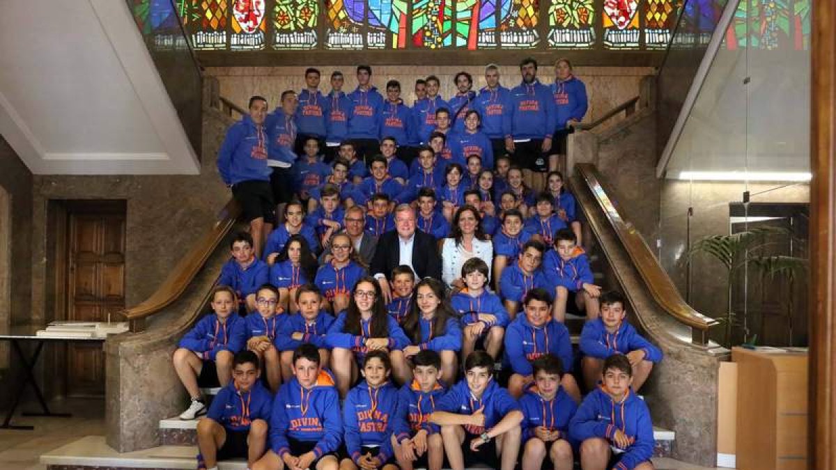 López, Silván y Amigo, con los alumnos del Divina Pastora. DL