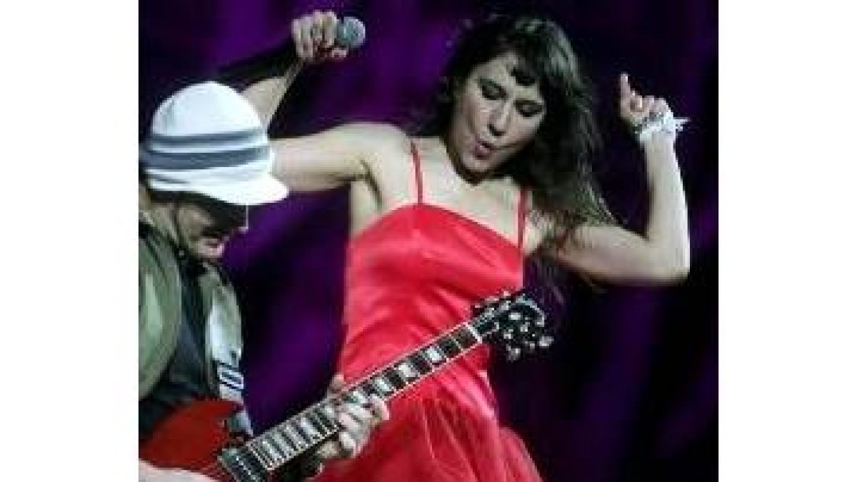 Juan Aguirre y Eva Amaral presentan esta noche en León su quinto trabajo discográfico