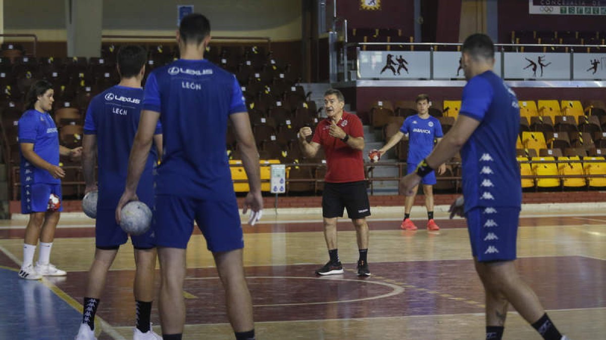 Manolo Cadenas en un momento del entrenamiento de ayer del Abanca Ademar. FERNANDO OTERO