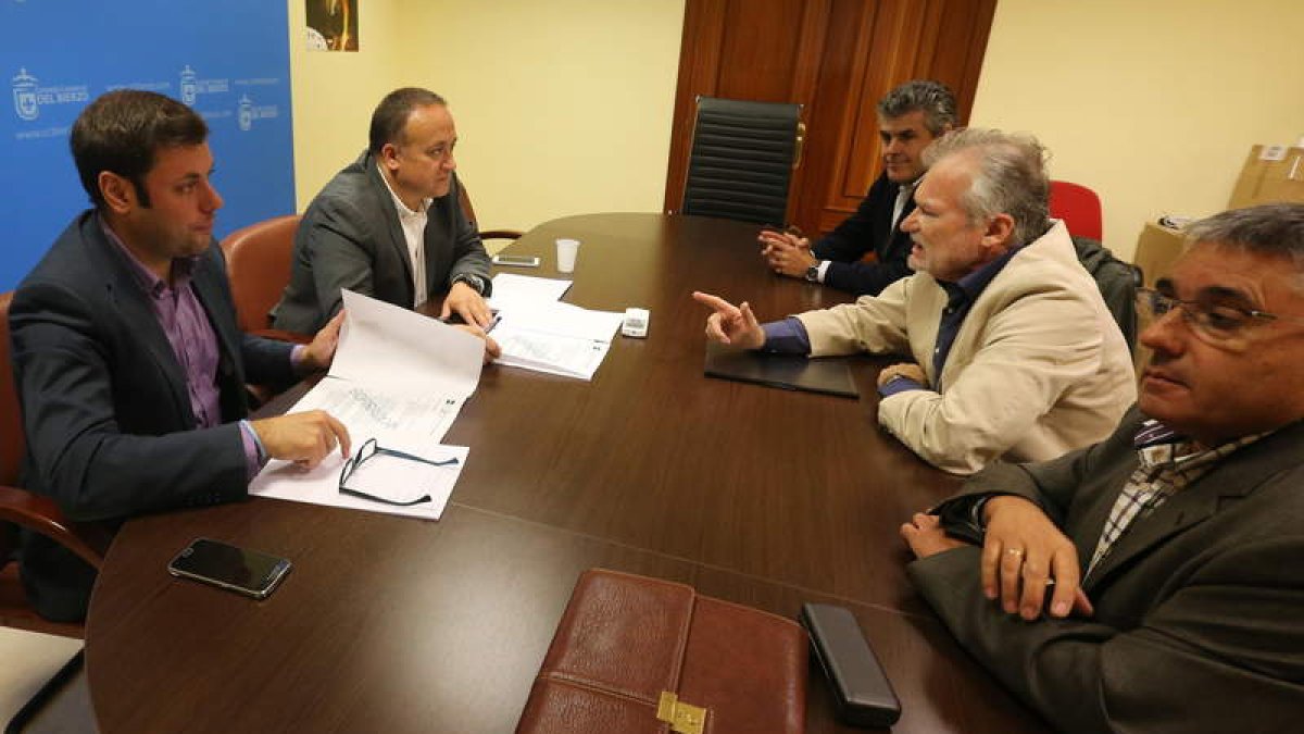 Iván Alonso (vicepresidente del Consejo) y Courel, ayer con Vega, Prieto y López, de la Uned.