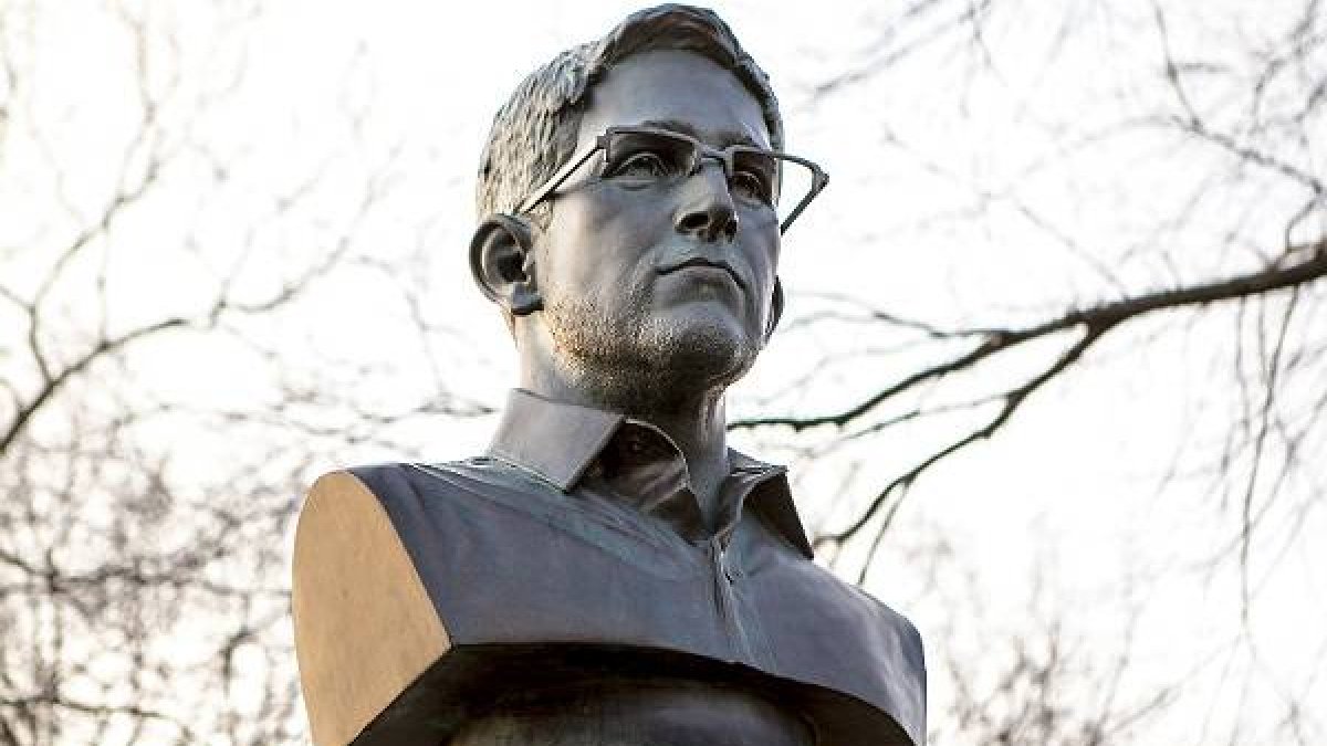 Un grupo de artistas ha colocado la estatua en un monumento a los caídos.