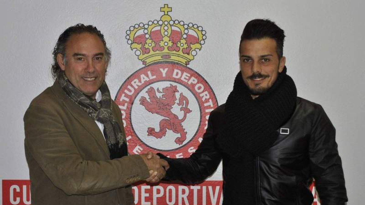 El momento en el que Felipe Llamazares y Rubén de la Barrera firman una ampliación del contrato de dos años que no se ha cumplido. MARCIANO PÉREZ