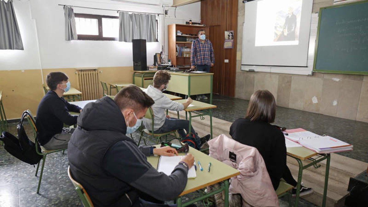 Un grupo de estudiantes, ayer, en el Juan del Enzina preparando la Ebau. FERNANDO OTERO