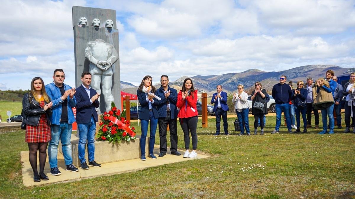 Homenaje a los represaliados del franquismo en el memorial organizado por el PSOE en Benllera