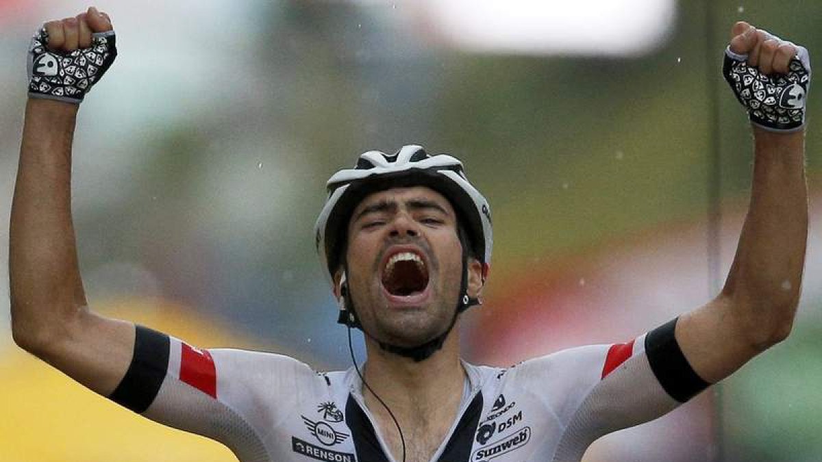 Tom Dumoulin alza los brazos tras ganar la novena etapa del Tour de Francia. YOAN VALAT