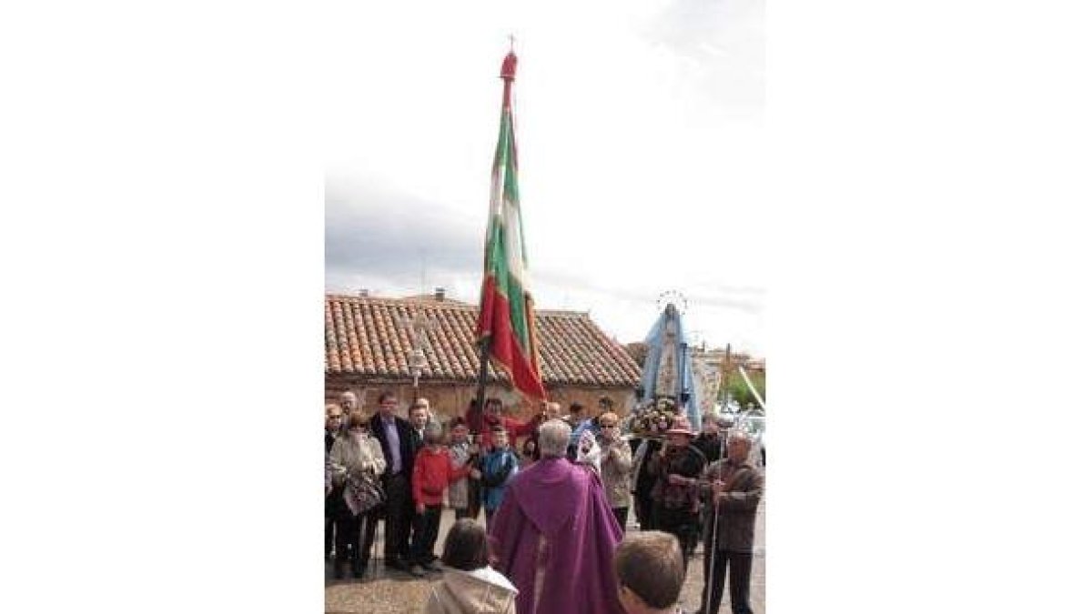 El párroco bendice la pendoneta ante las autoridades.DOMINGO