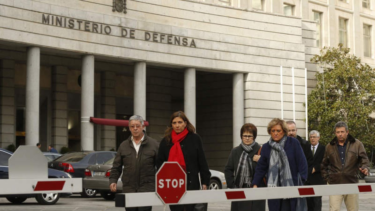 Familiares de las víctimas del accidente del Yak-42 abandonan el Ministerio de Defensa. KIKO HUESCA