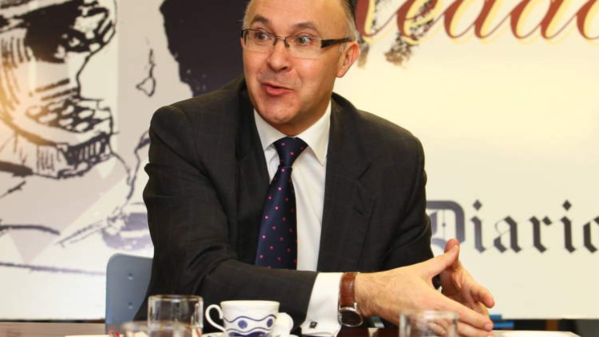 Carlos Frá, Pablo R. Lago, Ramiro Ruiz Medrano, Roberto Arias y Felipe Ramos, en el Café de Redacción.