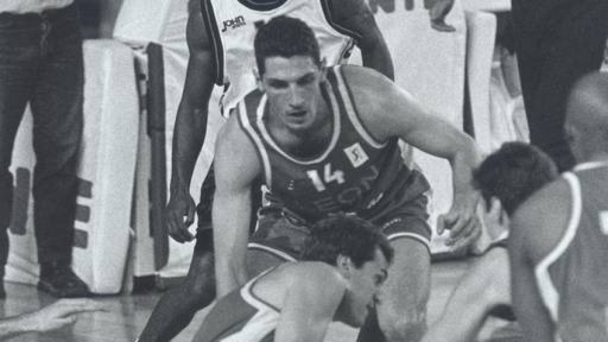 Toñín, exjugador del Baloncesto León, es sobrino del mítico futbolista. DL