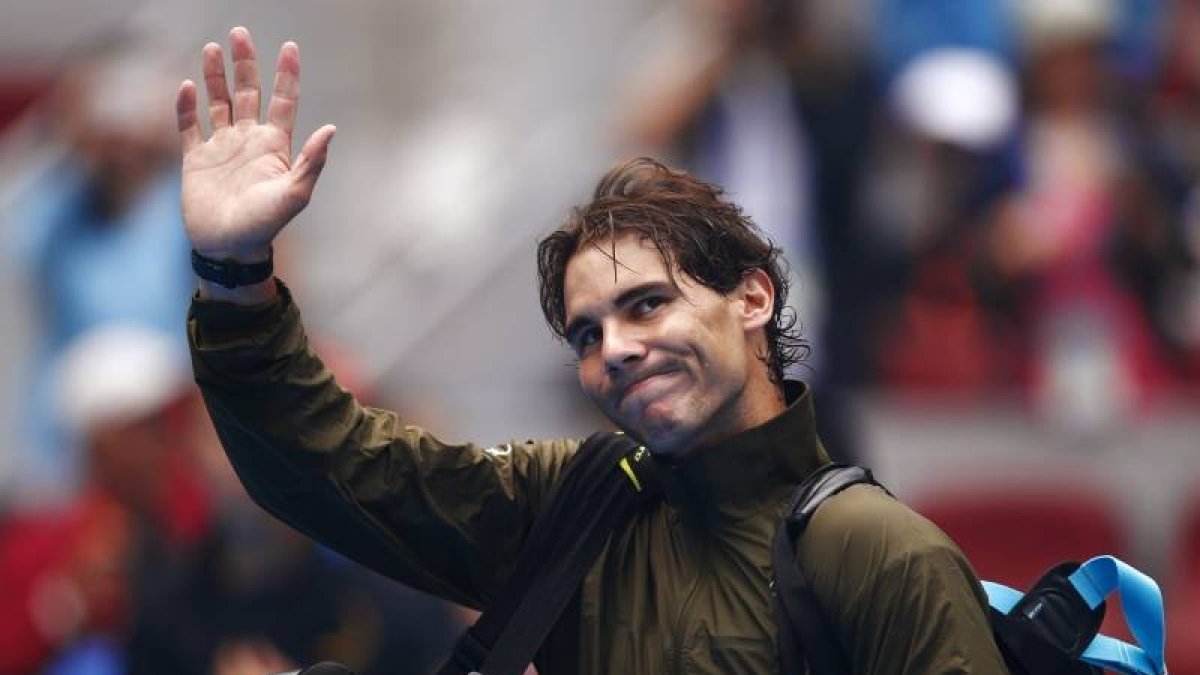 Rafael Nadal saluda al público tras su victoria de esta mañana ante Tomas Berdych.