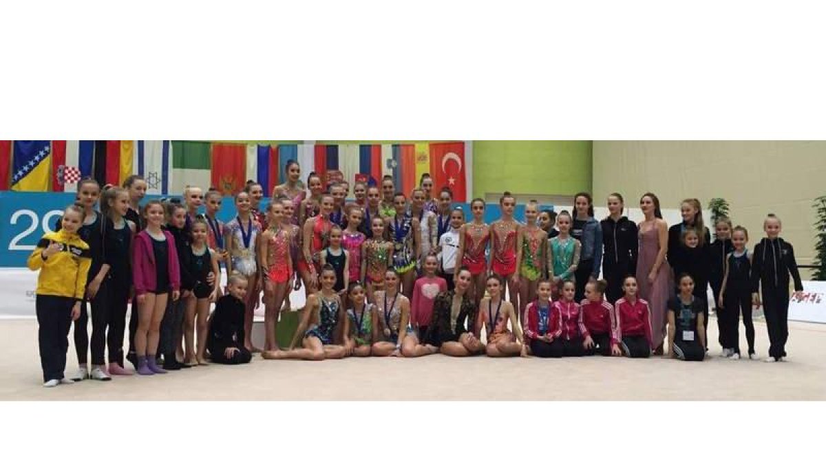 Foto de familia de las gimnastas participantes en el Torneo Internacional de Eslovenia con las leonesas sentadas en el centro. DL