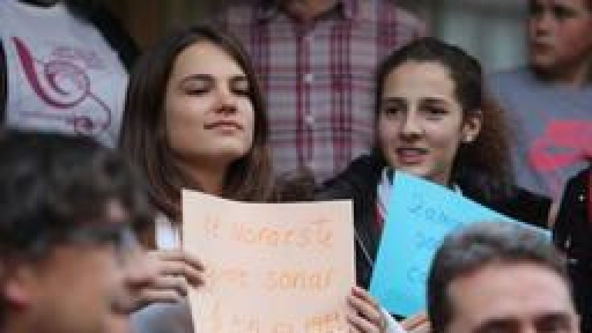 Protesta a la puerta del Conservatorio de León, esta tarde.