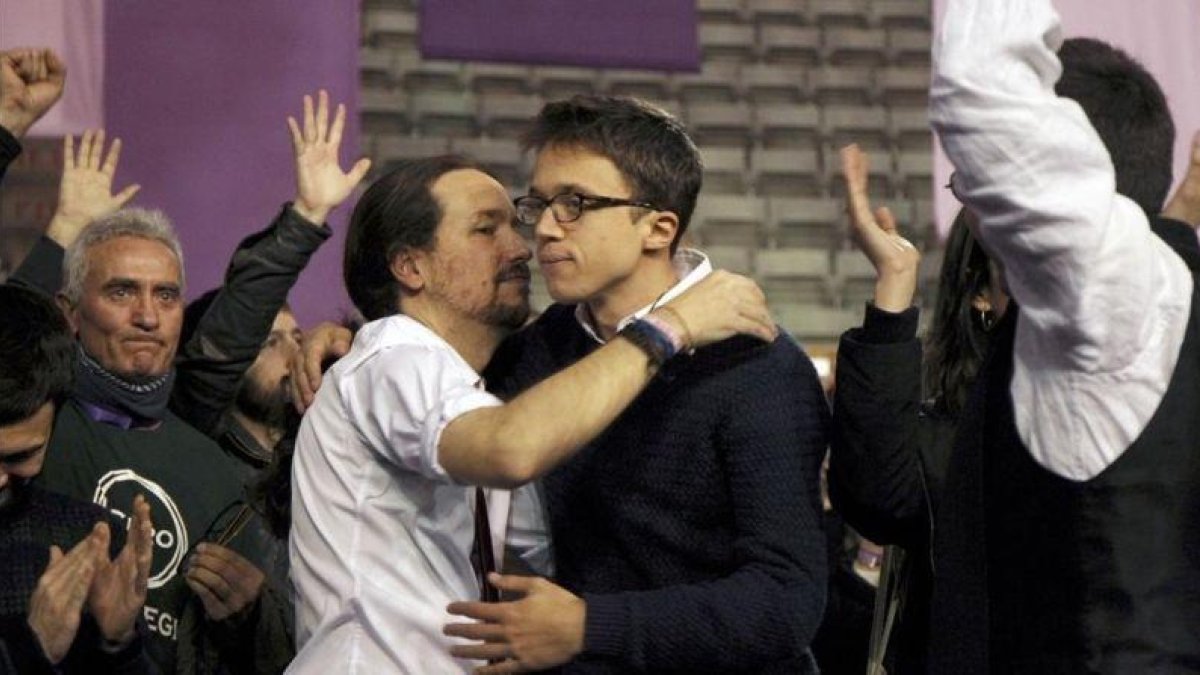 Pablo Iglesias e Íñigo Errejón se dan un frío abrazo en el congreso de Podemos celebrado en el palacio de Vistalegre.