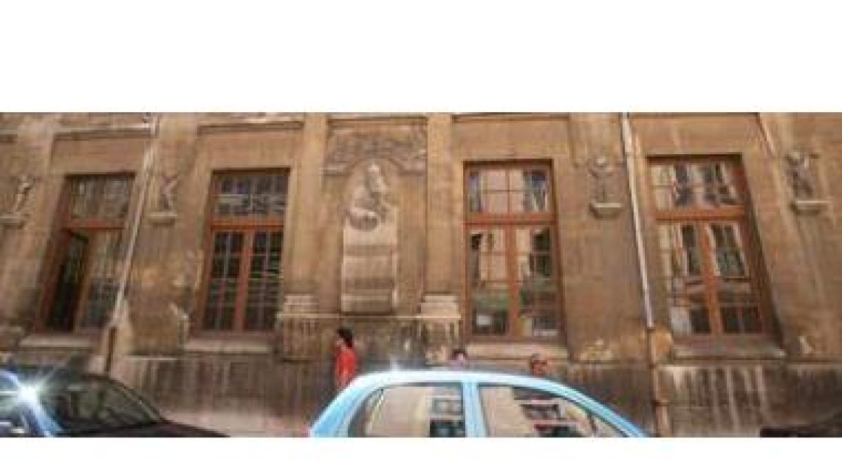 La fachada del edificio, que ha sufrido algunos desprendimientos y necesita una restauración.