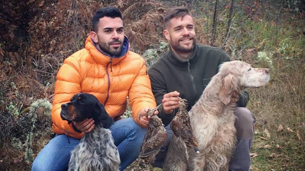 Fernando González y Pedro Pinillas con sus becadas tras concluir el Campeonato Provincial. DL