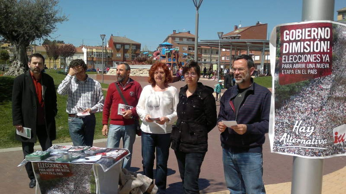 Miembros de IU de San Andrés durante el inicio de la campaña en el parque de la Era.