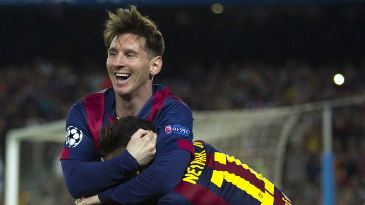 Messi celebra con Neymar el 3-0 al Bayern.