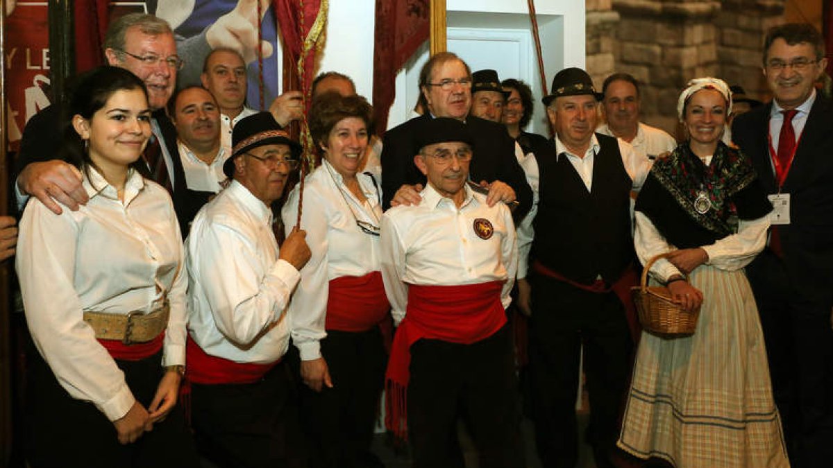 Antonio Silván, Juan Vicente Herrera y Juan Martínez Majo, apoyaron las tradiciones leonesas ligadas a los pendones. RAQUEL P. VIECO