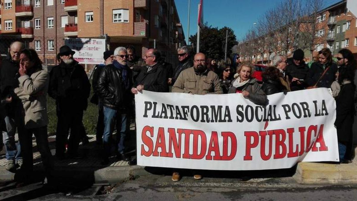 Miembros de la plataforma por la sanidad pública, en la concentración del centro de Villaobispo. DL
