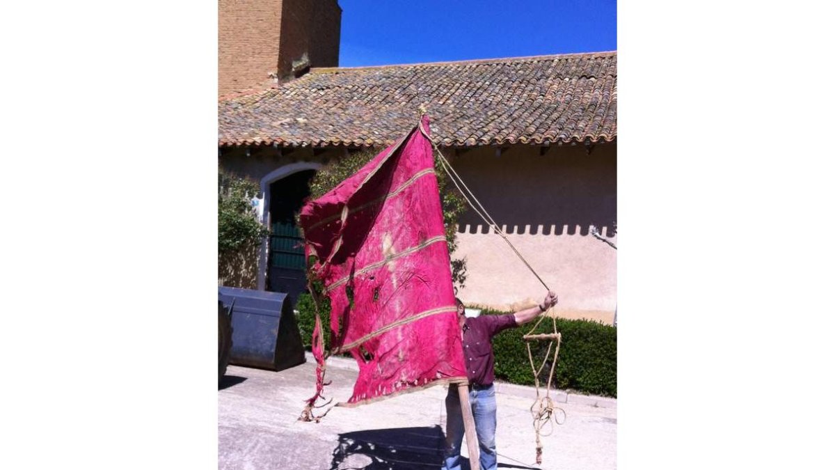 El pendón leonés frente a la iglesia en la que fue encontrado.