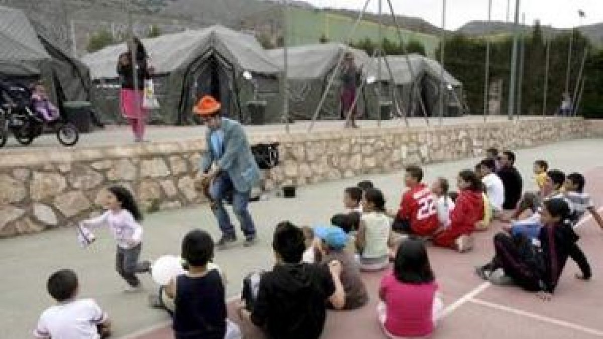 Un payaso entretiene a un grupo de niños del campamento de La Torrecilla.