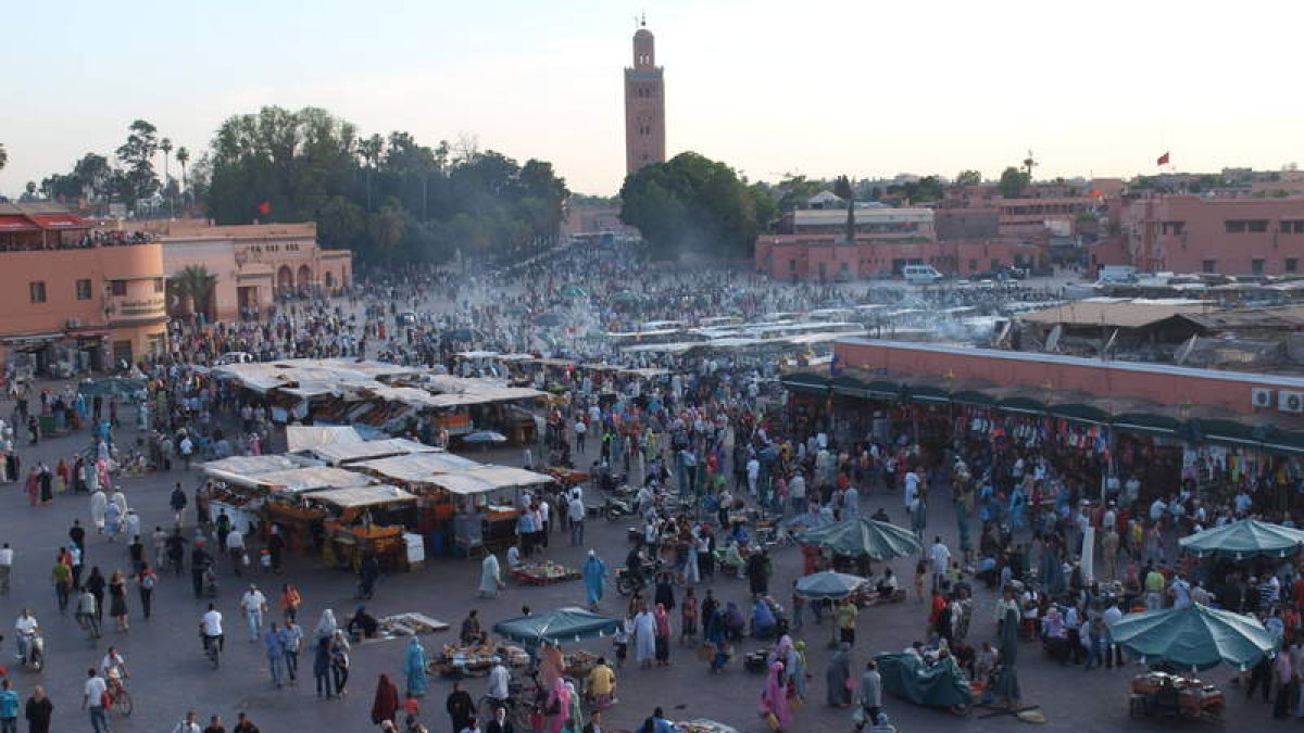 Una imagen panorámica de la plaza de Jemaa, uno de los lugares más transitados de Marrakech.