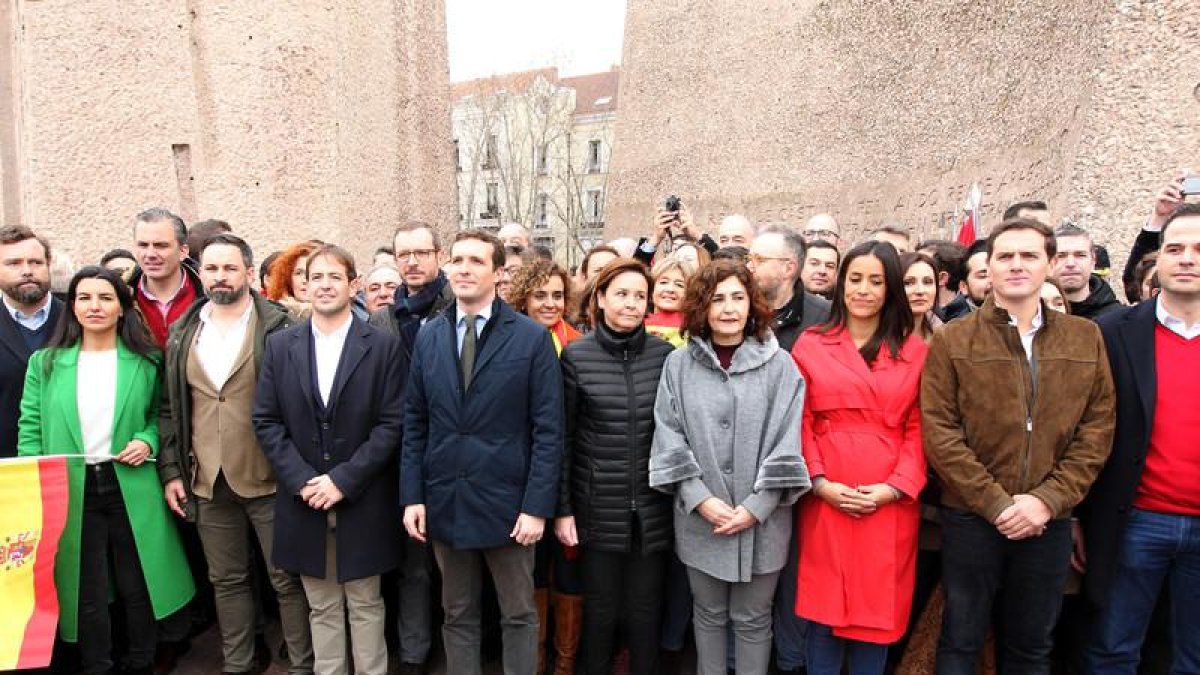 Los líderes de los partidos convocantes, Casaso (PP), Rivera (Cs) y Abascal (Vox) junto a otros participantes.