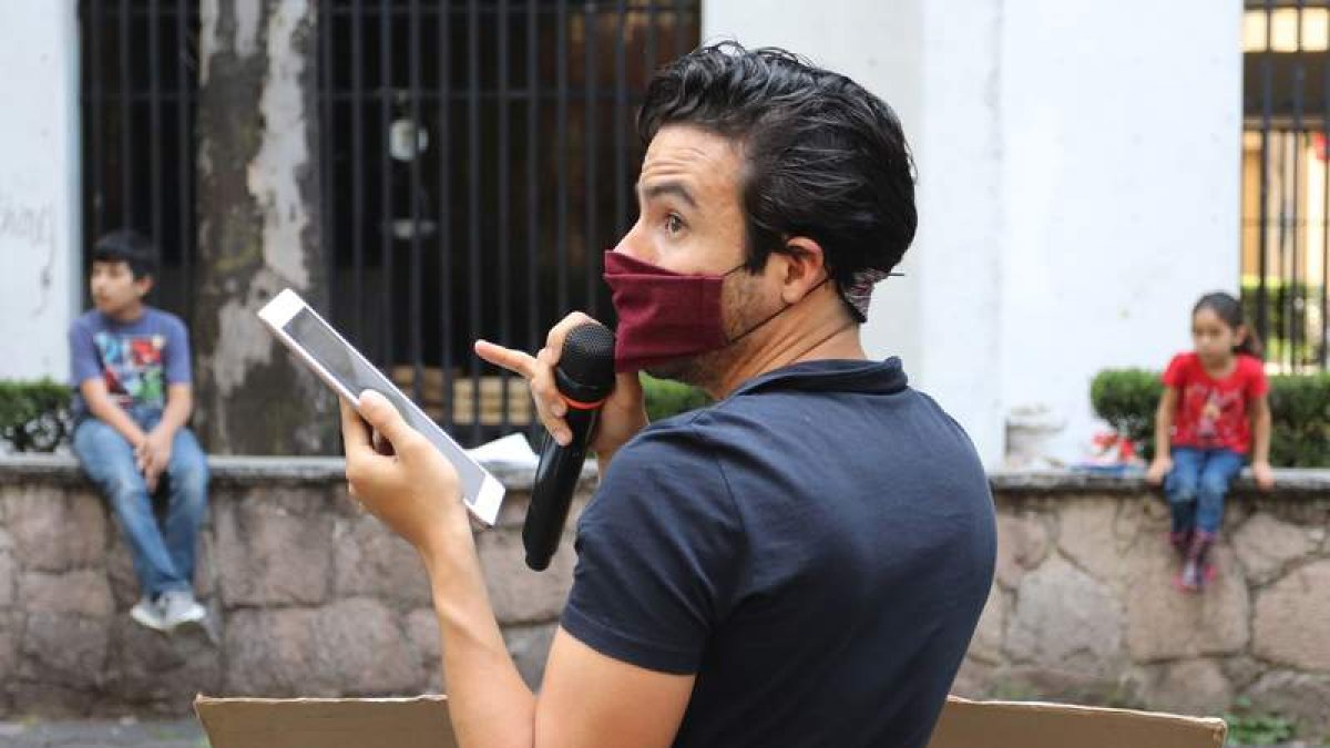 El arquitecto Percibald García en una de sus citas de lectura en Ciudad de México. JOSÉ PAZOS