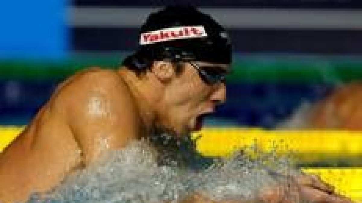 España logró el bronce en waterpolo, a la izquierda, y a la derecha la estrella del mundial Phelps