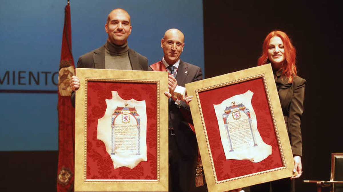 Pablo Álvarez y Sara García posan con sus títulos de Hijos Predilectos de la Ciudad de León. RAMIRO