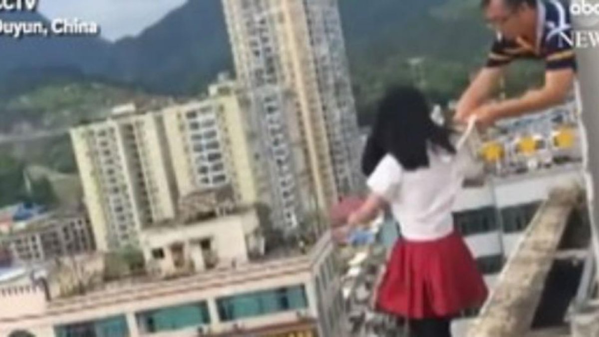 Imagen del momento en el que el profesor agarra a la menor cuando esta iba a saltar