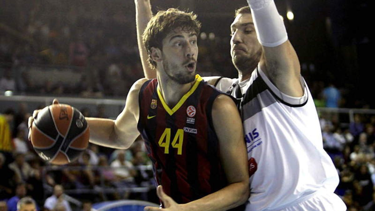 Musli intenta obstaculizar una acción de Ante Tomic.