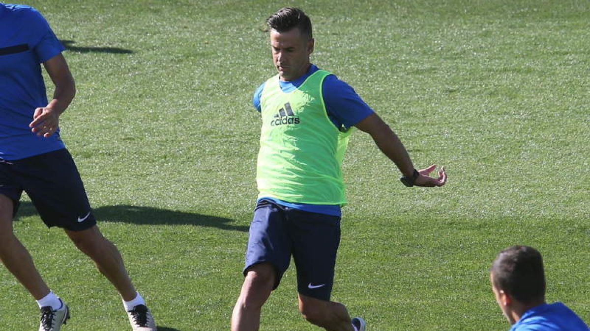 Jonathan Ruiz cumplirá su novena temporada en las filas de la Ponferradina. L. DE LA MATA