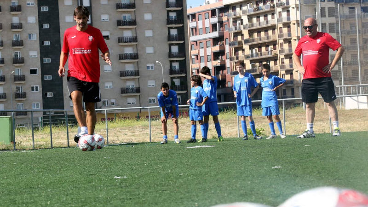 Fernando Morientes, con el balón en los pies, enseña técnicas de fútbol a los jóvenes.