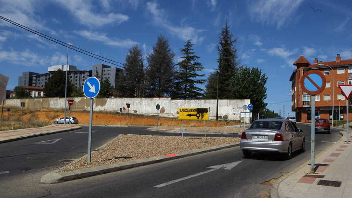 Comienzo de la calle San Antonio y, al fondo, el Hospital de León.