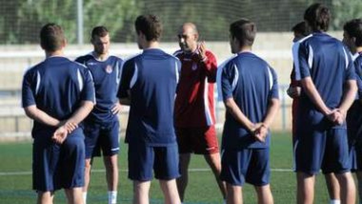 Monteagudo, dando una charla a sus jugadores antes del inicio del primer entrenamiento de la pretemp