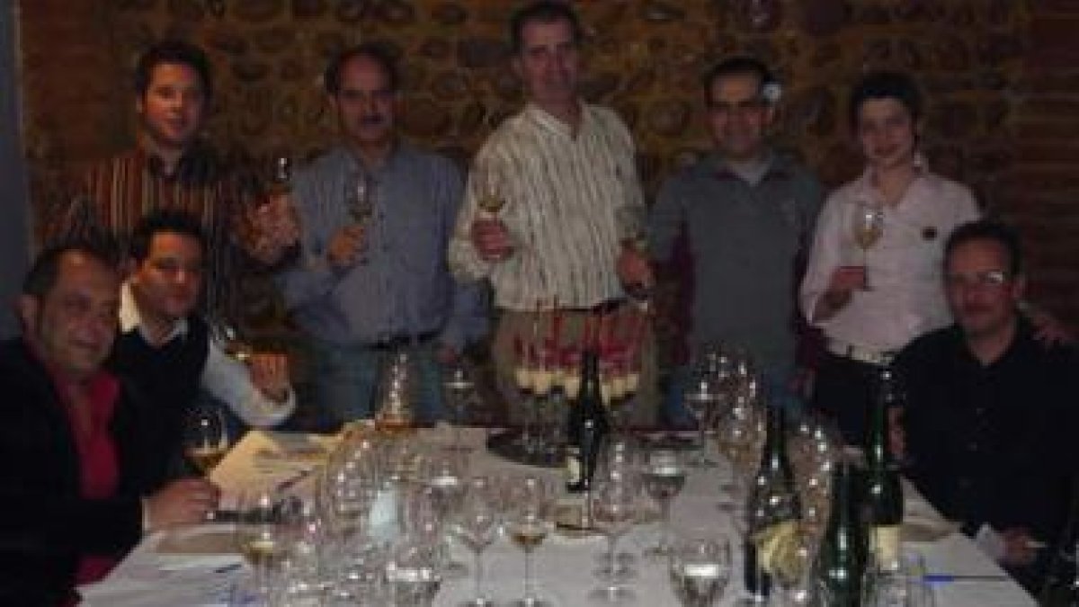 Algunos de los participantes en la cata organizada por «La Jouja» y celebrada ayer en el