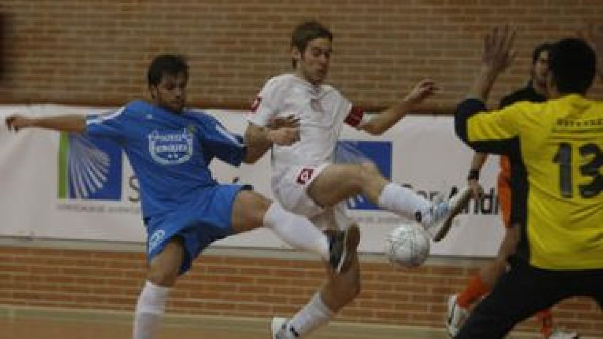 Ángel, de blanco, fue el autor de los dos goles de los leoneses.