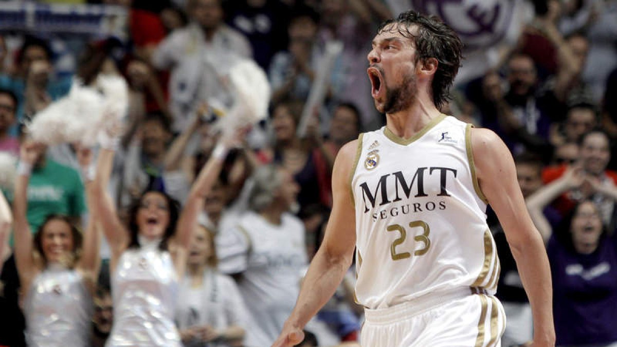 Sergio Llull celebra una canasta durante un partido.