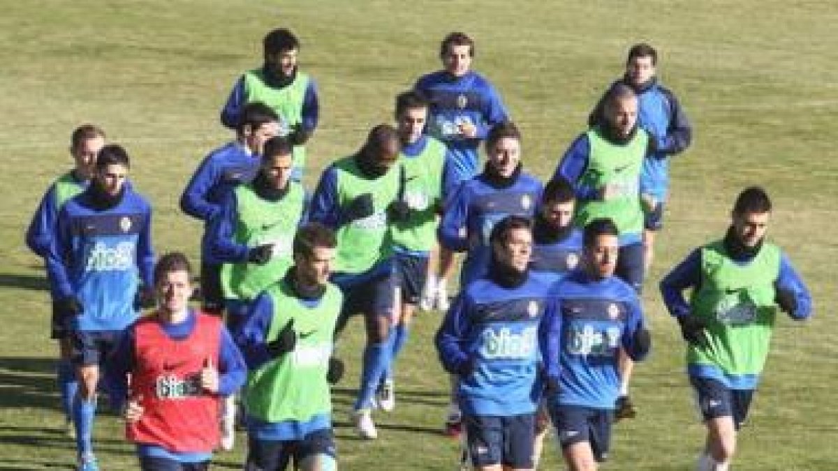 La plantilla blanquiazul vuelve hoy a los entrenamientos tras empatar en Cartagena.