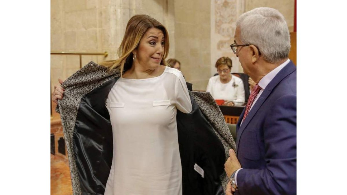 Susana Díaz y el vicepresidente en funciones, Manuel Jiménez, en el Parlamento de Andalucía. JULIO MUÑOZ