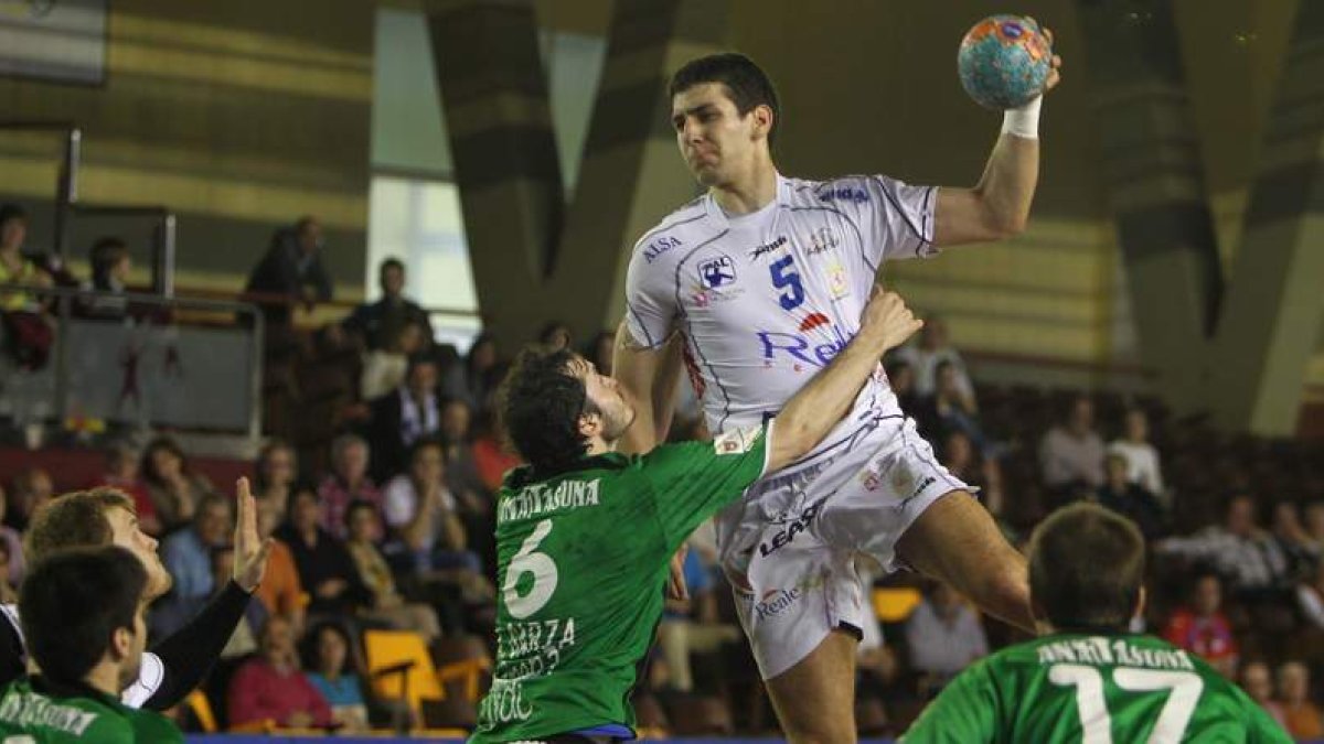 Vejin defenderá de nuevo la camiseta del Abanca Ademar tras dejar una ficha libre el brasileño Leo Santos. SECUNDINO PÉREZ