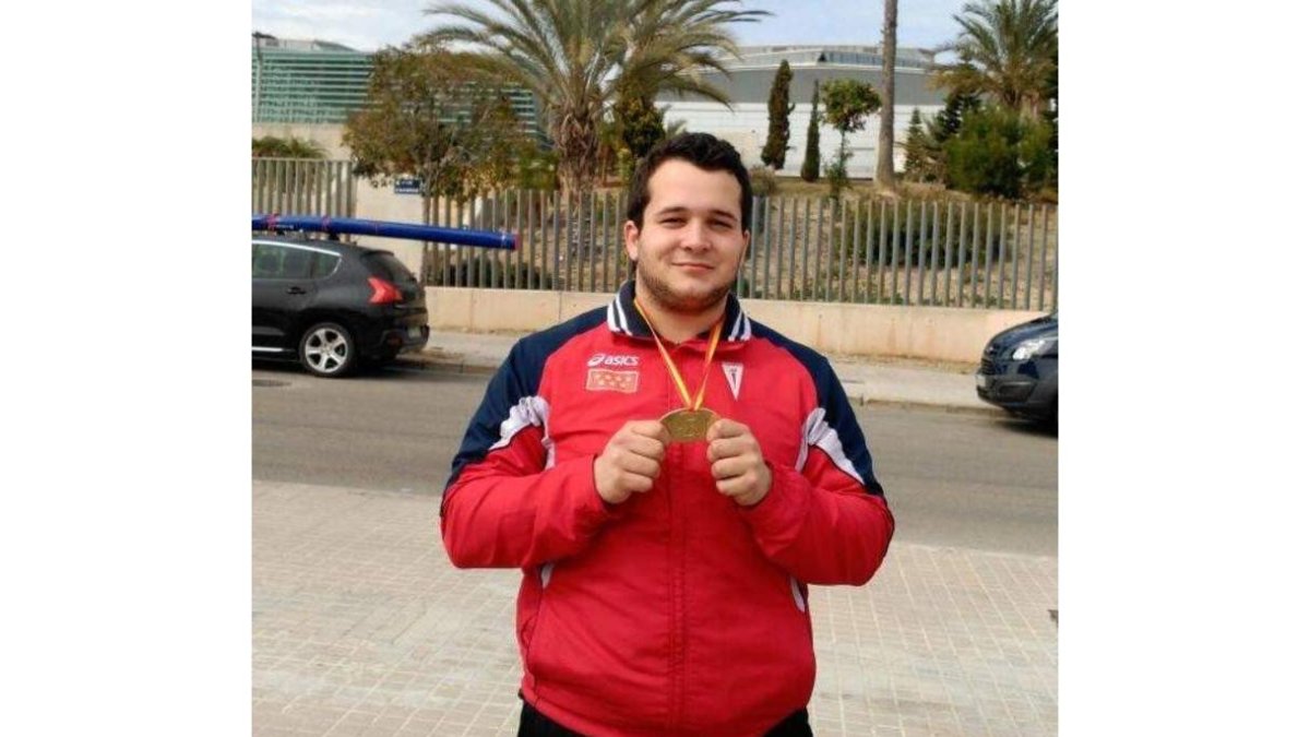 Pardo posa con la medalla de oro conseguida en Valencia.