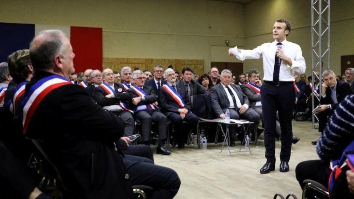 Emmanuel Macron se dirige a 600 alcaldes de Occitania, el 18 de febrero del 2019 en Souillac, en el sudeste de Francia.